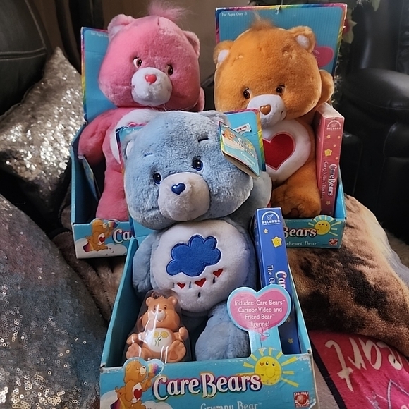 Vintage 2002 Care Bear Love-a-Lot Plush Bundle w/ VHS Tapes & Keychains - Picture 16 of 16